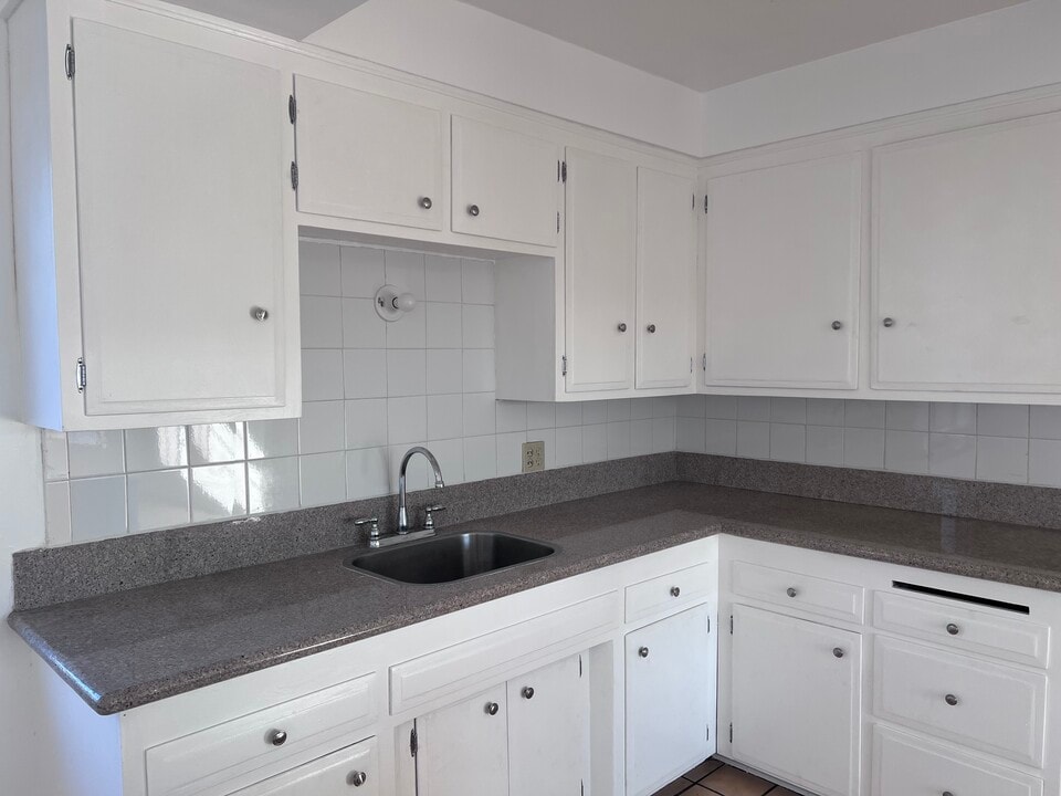 8129 Otis St, Unit Apt. E in South Gate, CA - Foto de edificio