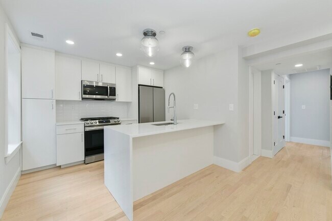 10 Lamson Ct in Boston, MA - Building Photo - Building Photo