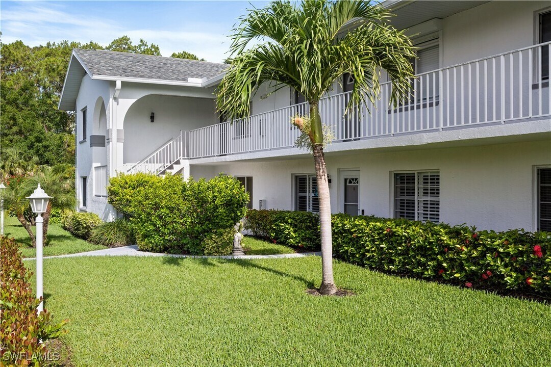 121 Gabriel Cir in Naples, FL - Foto de edificio