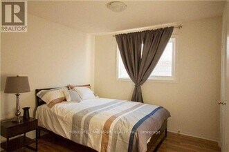 235 River Oaks Blvd W in Oakville, ON - Building Photo - Building Photo