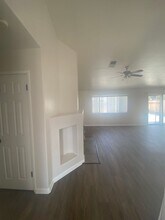 5224 Sierra Caves Ave in Bakersfield, CA - Foto de edificio - Building Photo
