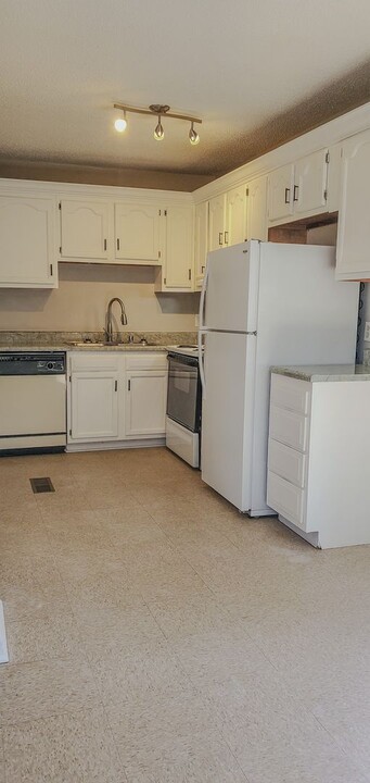1604 Oak Hill Dr S in Murray, KY - Building Photo