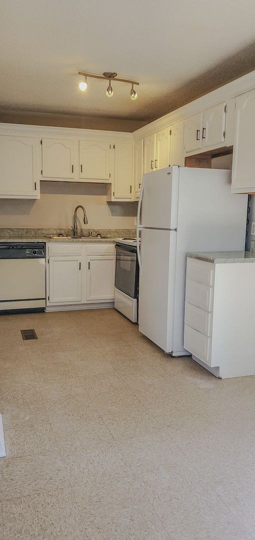 property at 1604 Oak Hill Dr S
