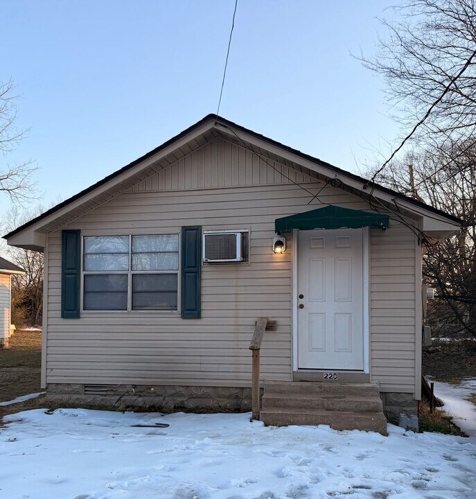 220-226 E J St in Russellville, AR - Building Photo