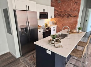 36 Pleasant St, Unit 2B in Claremont, NH - Building Photo - Building Photo