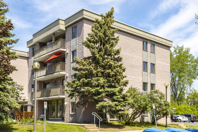 250 Seigneurial O in St-Bruno-de-Montarville, QC - Building Photo - Building Photo