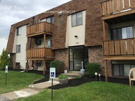 136 Fox Hill Ln in Elyria, OH - Building Photo