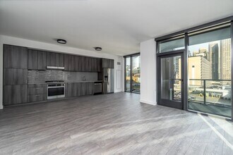 823 W Madison St, Unit 720 in Chicago, IL - Building Photo - Building Photo