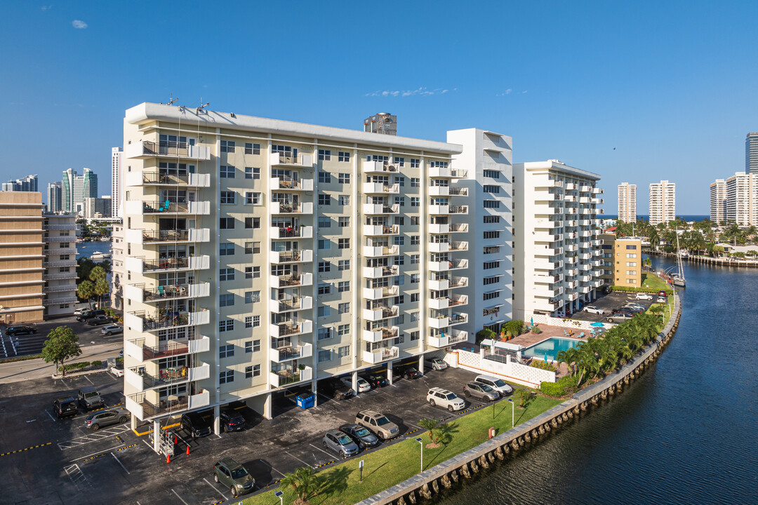 Ocean View Towers in Hallandale Beach, FL - Foto de edificio