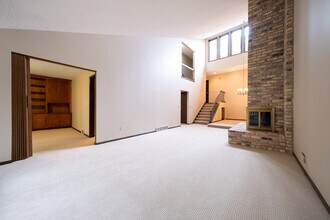 5704 Duncan Ln in Edina, MN - Building Photo - Building Photo