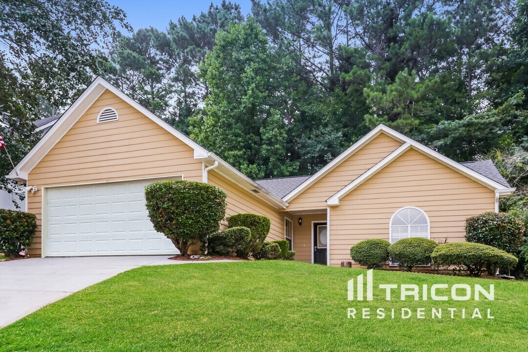 741 Shore Dr in Lithonia, GA - Building Photo