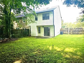 8040 Creekstone Way in Riverdale, GA - Foto de edificio - Building Photo