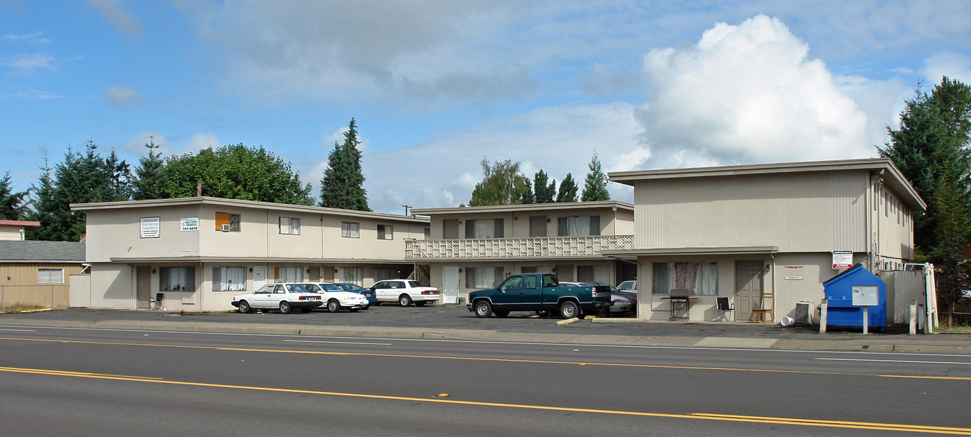 Thurston Townhouse Apartments in Springfield, OR - Building Photo