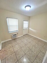 698 NE 85th St in Miami, FL - Foto de edificio - Building Photo