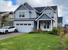 608 E Taylor Dr in Newberg, OR - Building Photo