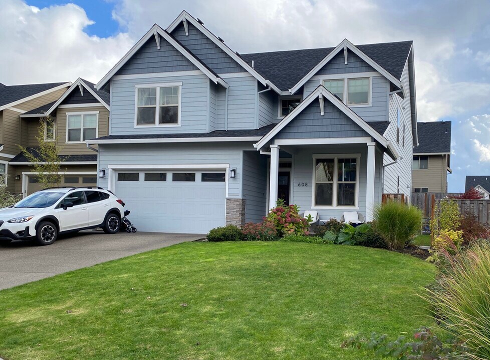 608 E Taylor Dr in Newberg, OR - Foto de edificio