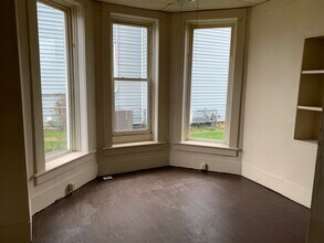 210 S 3rd St, Unit #1 in Coshocton, OH - Foto de edificio - Building Photo