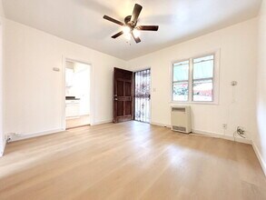 725 E 81st St in Los Angeles, CA - Building Photo - Building Photo