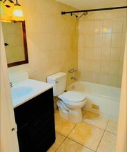 492 NW 165th Street Rd, Unit C216 in Miami, FL - Foto de edificio - Building Photo