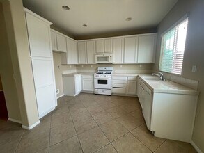 15639 Vista Way in Lake Elsinore, CA - Building Photo - Building Photo