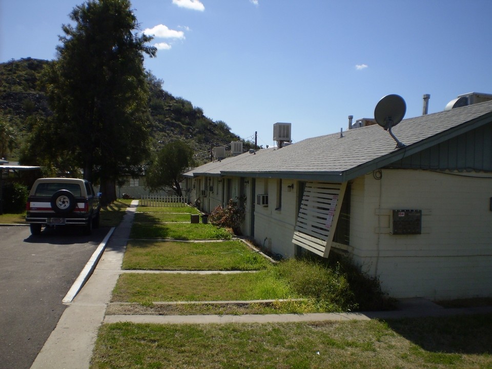 703 W Cinnabar Ave in Phoenix, AZ - Building Photo