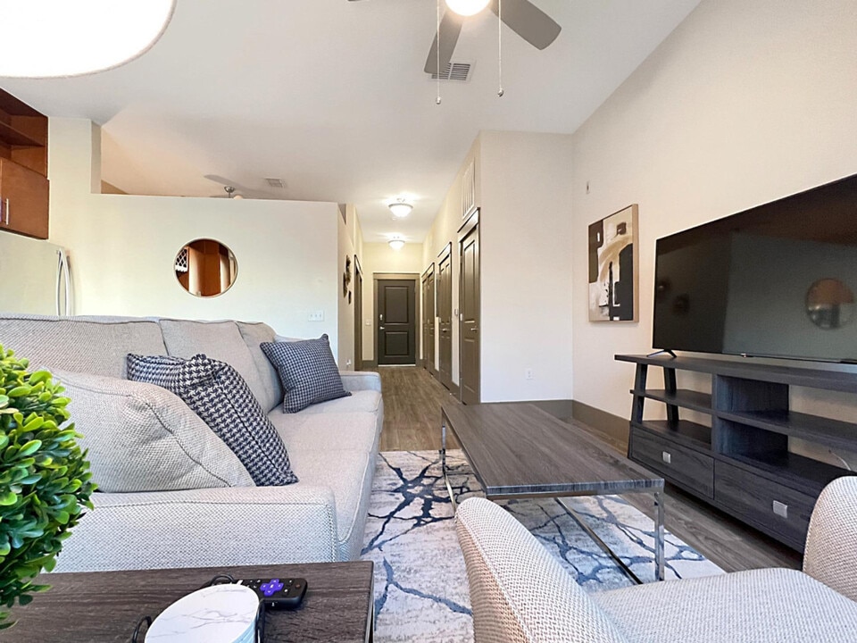 1701 N Lois Ave in Tampa, FL - Building Photo