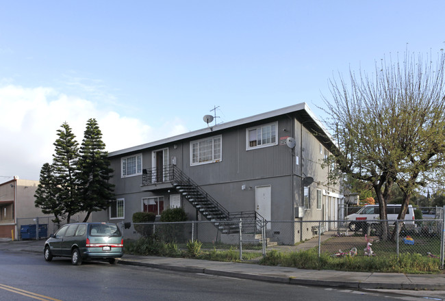 2109 Dumbarton Ave in East Palo Alto, CA - Building Photo - Building Photo