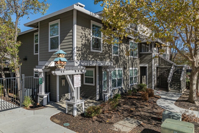 Sunset Creek Apartments in Fairfield, CA - Foto de edificio - Building Photo