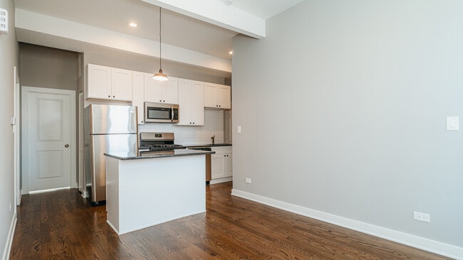 2400 S Troy St in Chicago, IL - Building Photo - Building Photo