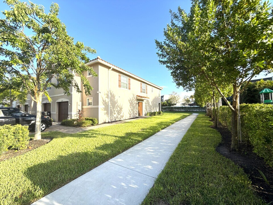 6794 Broadwater Ln in Greenacres, FL - Building Photo