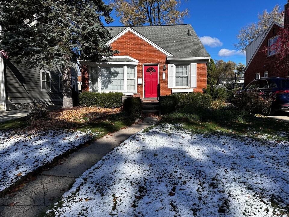 2711 Dorchester Rd in Birmingham, MI - Building Photo