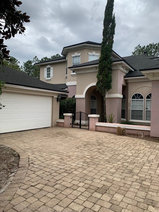 1384 Eagle Crossing Dr in Orange Park, FL - Building Photo