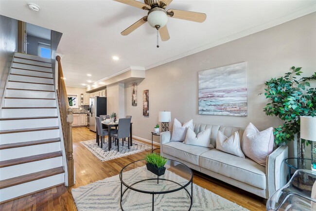 property at 1413 E Clement St