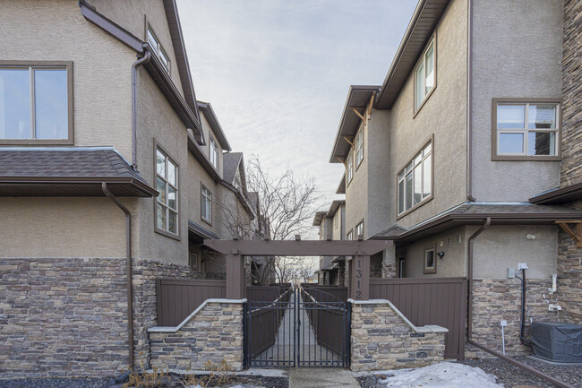 1302 Russell Rd NE in Calgary, AB - Building Photo - Building Photo