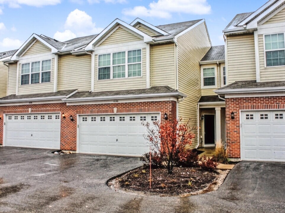 1030 Turin Dr in Hampshire, IL - Building Photo