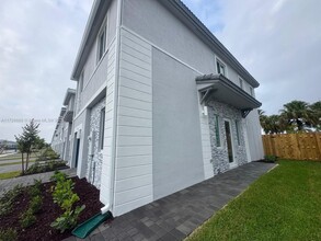 705 SE 13th St Cir in Homestead, FL - Building Photo - Building Photo