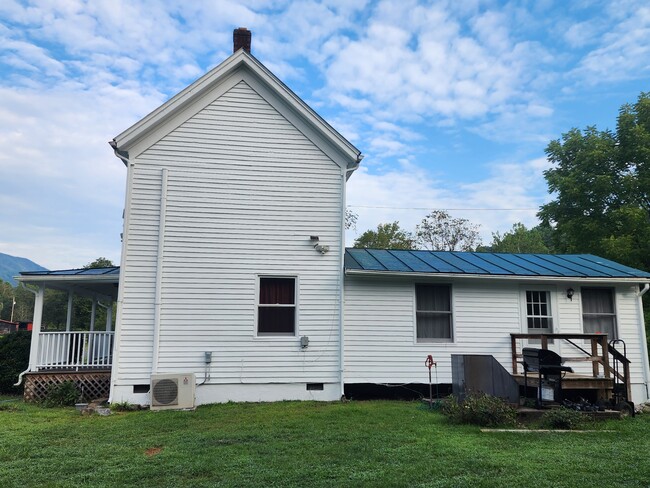 1800 Nethers Rd in Sperryville, VA - Foto de edificio - Building Photo