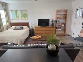 4302 1/2 Gateway Ave in Los Angeles, CA - Foto de edificio - Building Photo