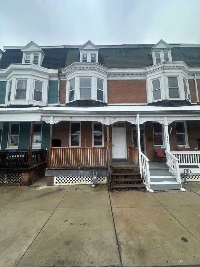 property at 927 W Poplar St