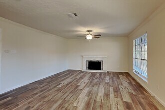 8335 Sparkling Springs Dr in Houston, TX - Building Photo - Building Photo