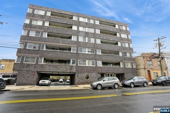 364 Palisade Ave in Cliffside Park, NJ - Building Photo - Building Photo