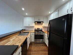 6825 Alabama Ave in Canoga Park, CA - Building Photo - Building Photo