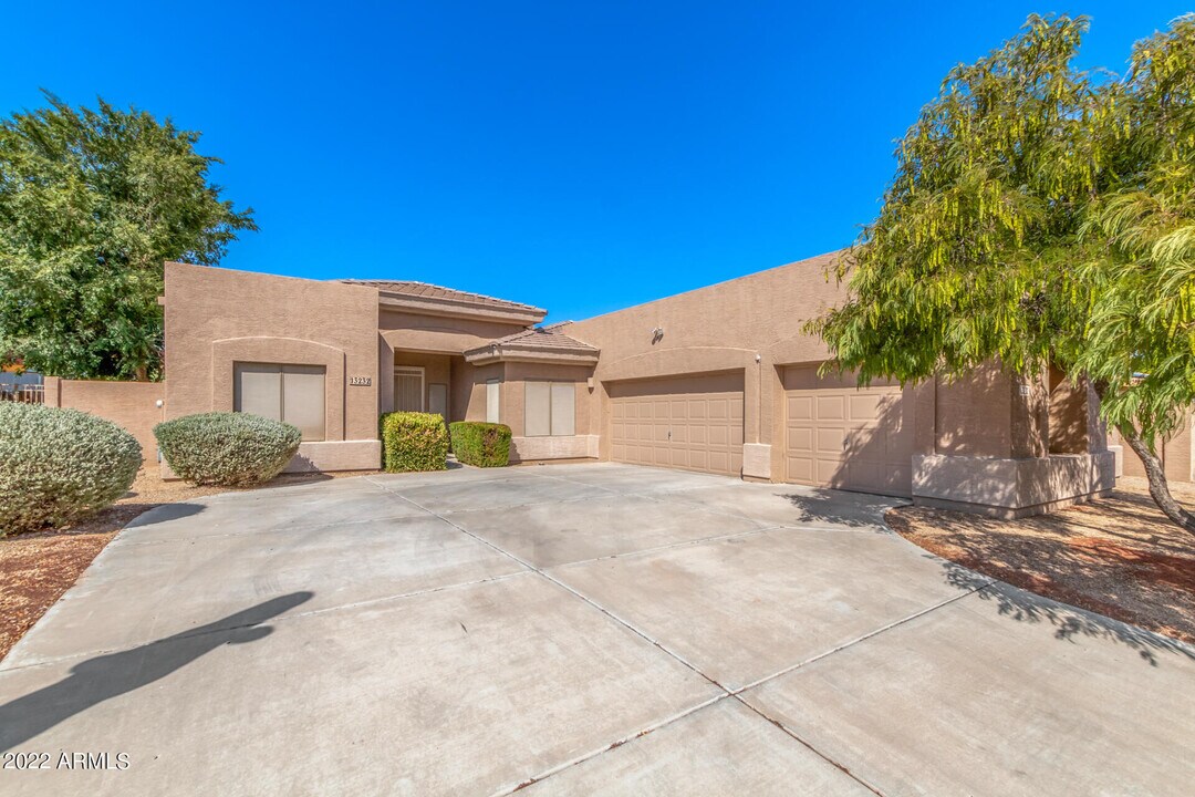 13232 W Edgemont Ave in Goodyear, AZ - Building Photo