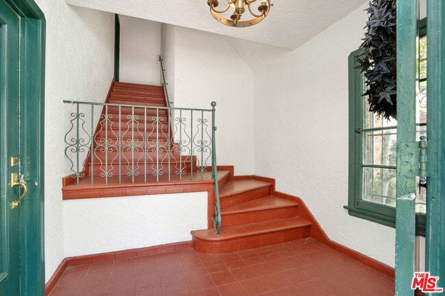 135 N Orange Dr in Los Angeles, CA - Building Photo - Building Photo