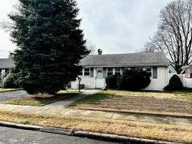 180 Elmwood St in Valley Stream, NY - Building Photo