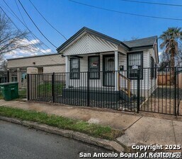 325 S Hackberry St in San Antonio, TX - Building Photo