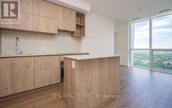 1 Yorkville Ave in Toronto, ON - Building Photo - Building Photo