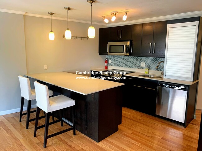348 Franklin St, Unit 2A in Cambridge, MA - Building Photo - Building Photo
