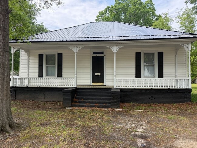property at 412 W Walnut St