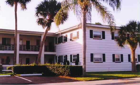 Colonial Arms Apartments in Treasure Island, FL - Foto de edificio
